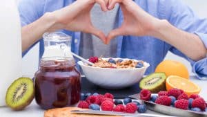 البريبيوتيك يمكن أن يساعد تناول الأطعمة التي تحتوي علي الياف على زيادة الشعور بالشبع وانخفاض الشهية. مما يعمل علي خفض وزن الجسم.